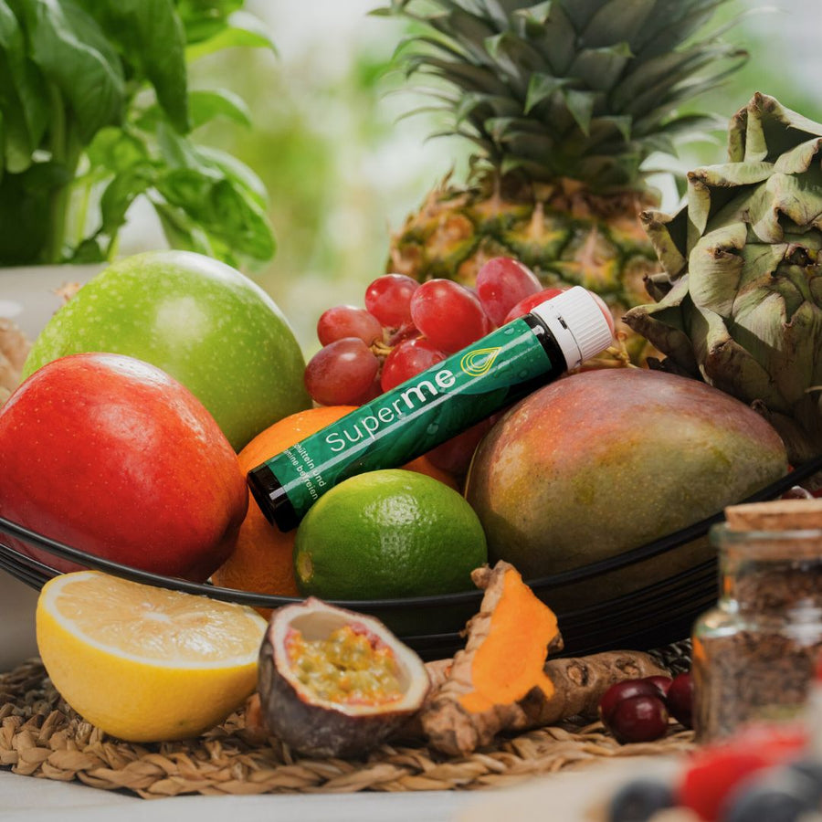 Bild 03 — alle Superfoods ausgebreitet, Ampulle in der Mitte.